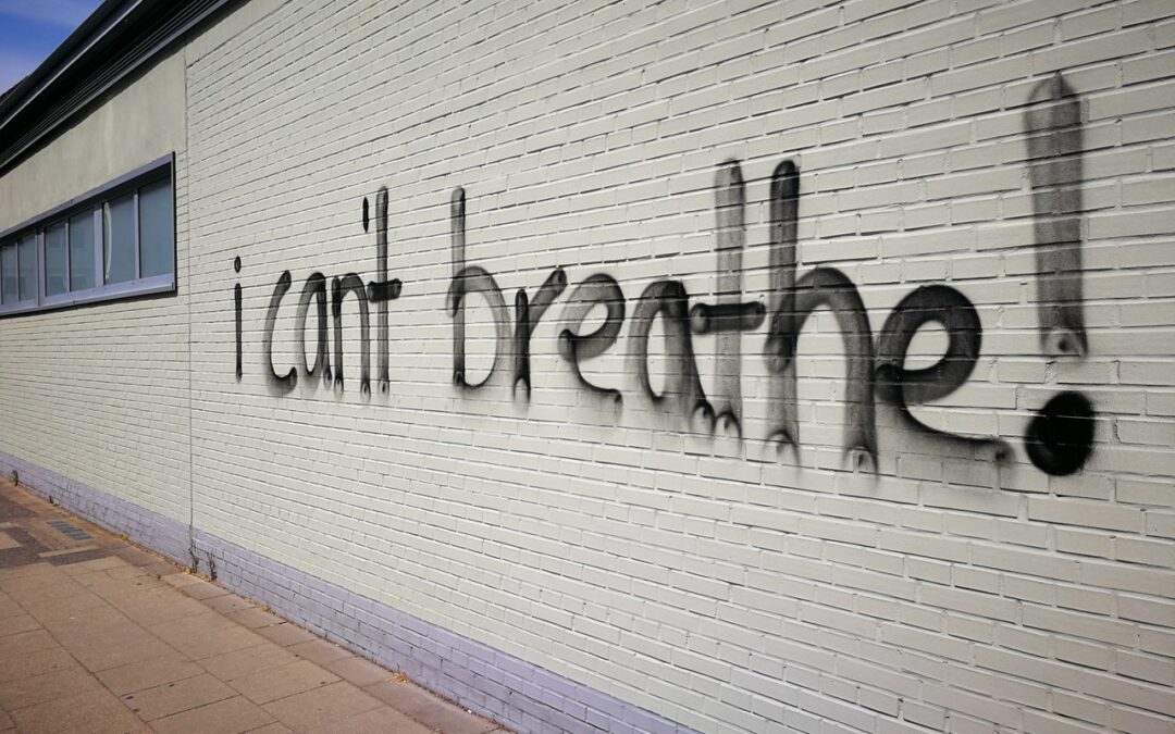"I can't breathe!" painted on a white brick wall